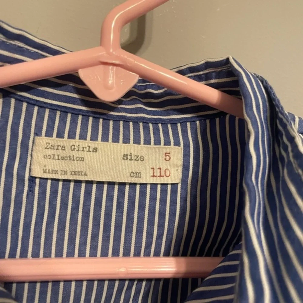 ZARA GIRLS striped collared dress shirt‎ with floral design and ruffles size 5